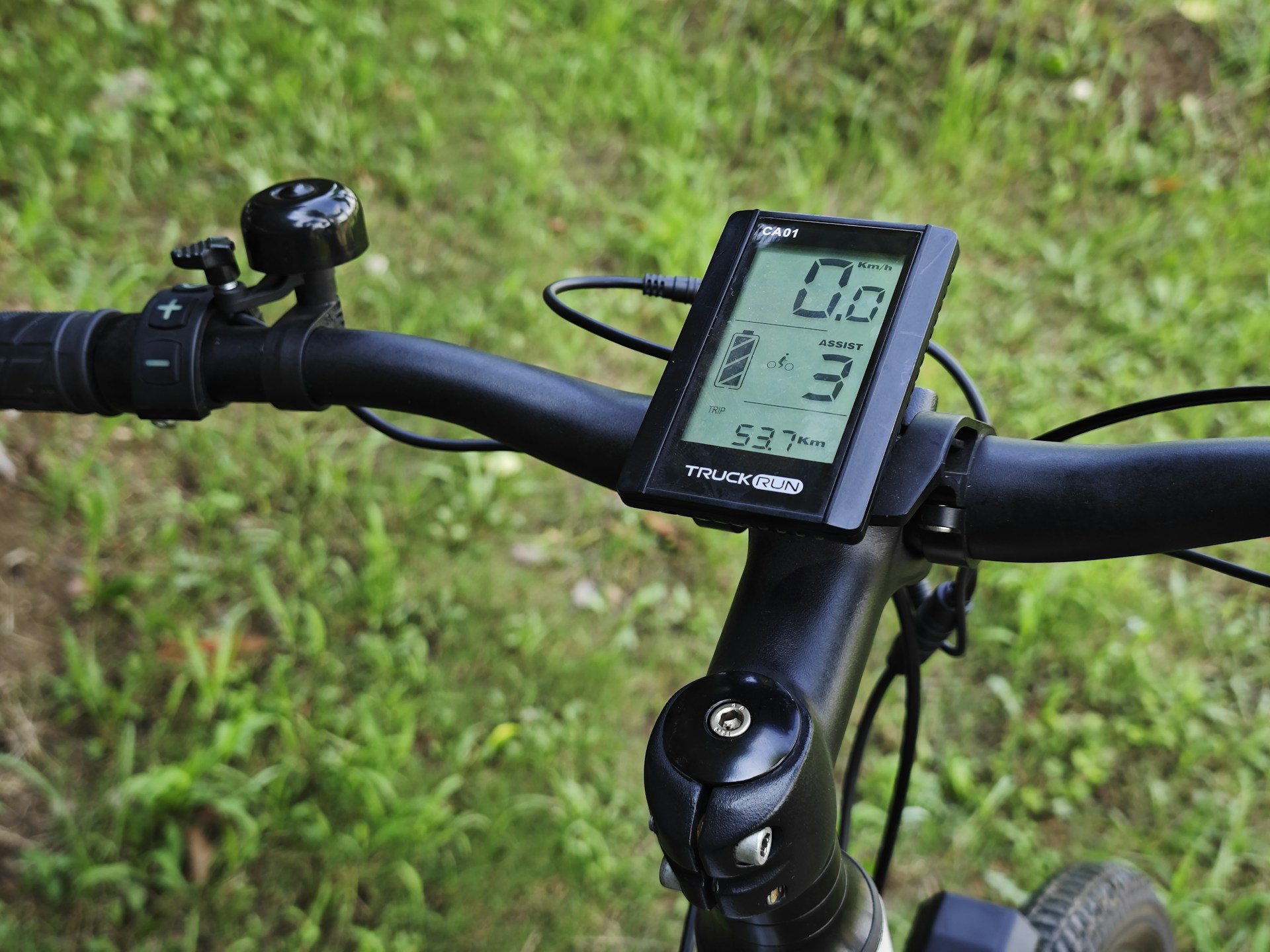 Infographic showing real-world vs advertised e-bike range